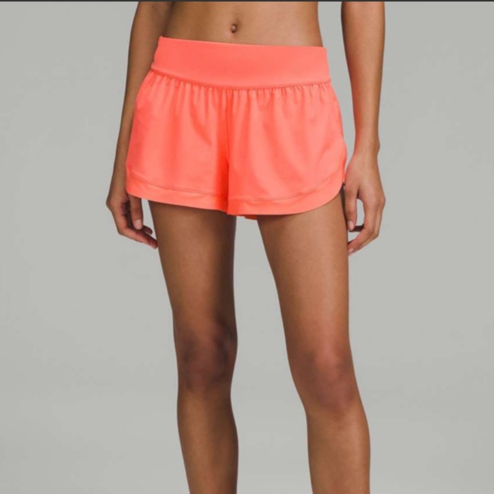 Lululemon Calm Tides Lined Running Short 2.5"
Raspberry Cream. Size 8. EUC
